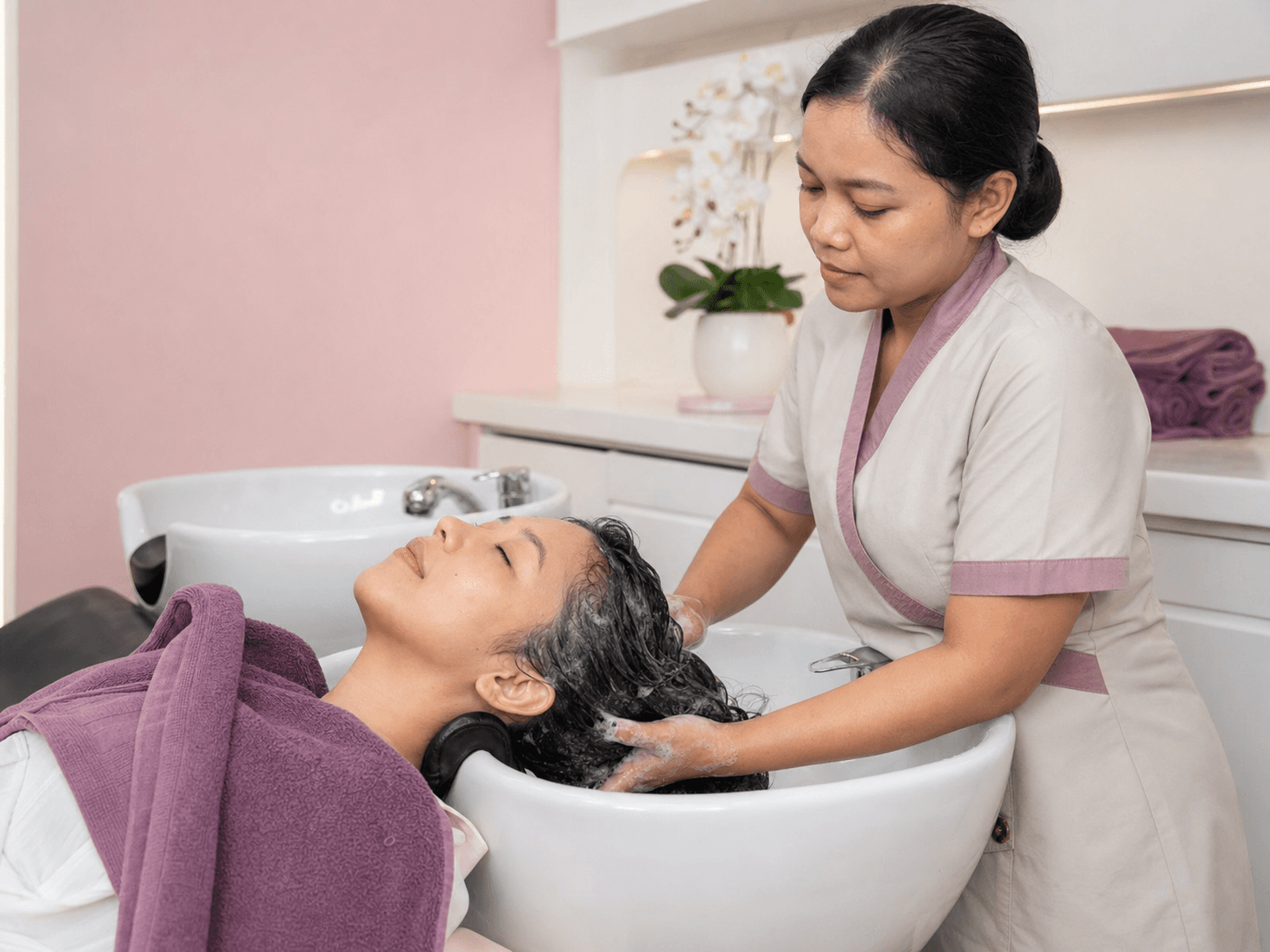 Perawatan rambut dengan handuk hangat