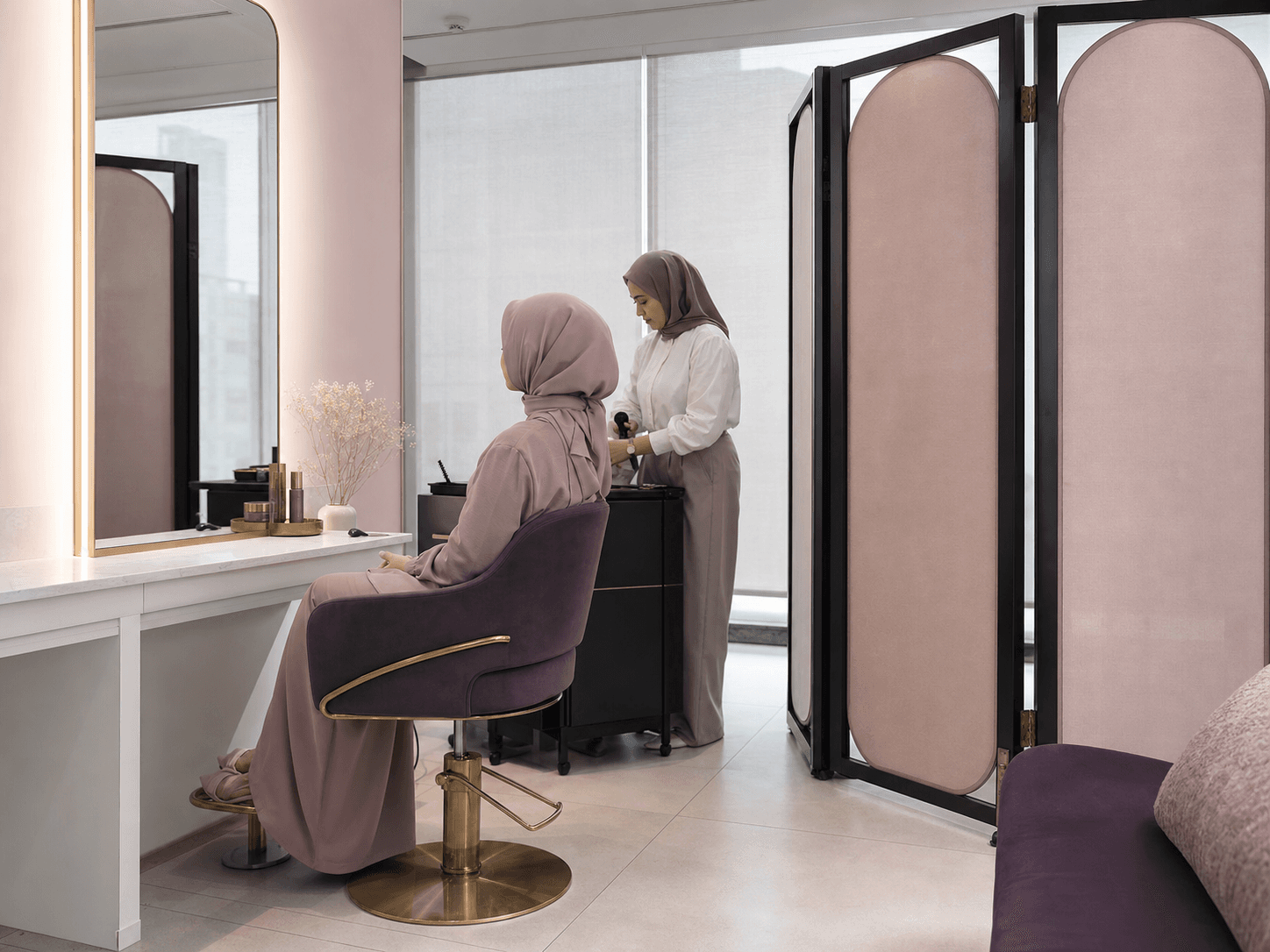 Area privat salon dengan folding screen untuk pelanggan berhijab
